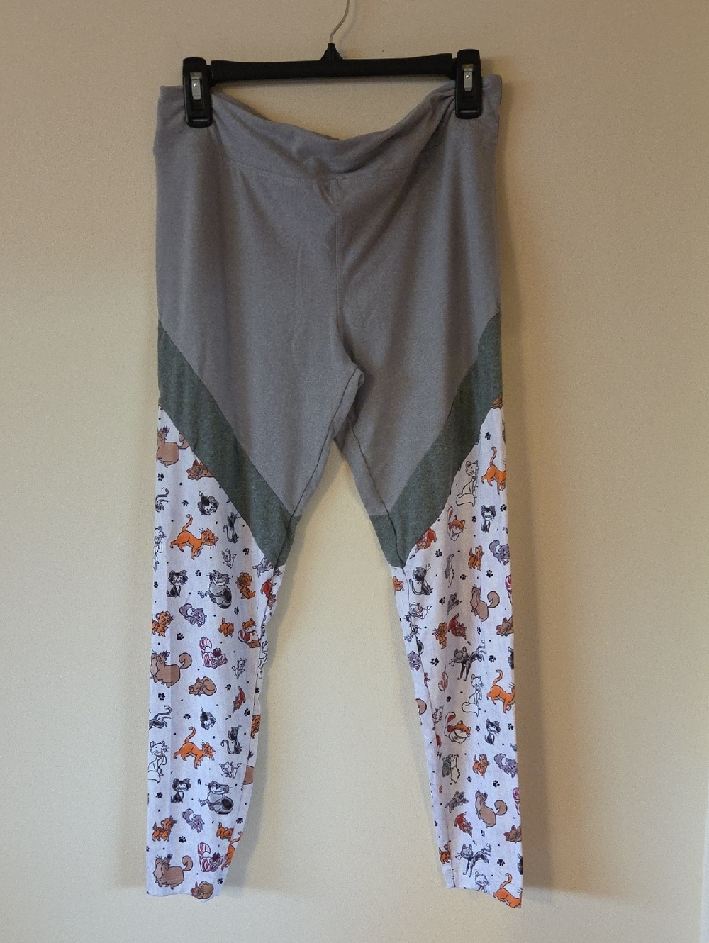 Walt Disney World Grey And Cat Print Leggings